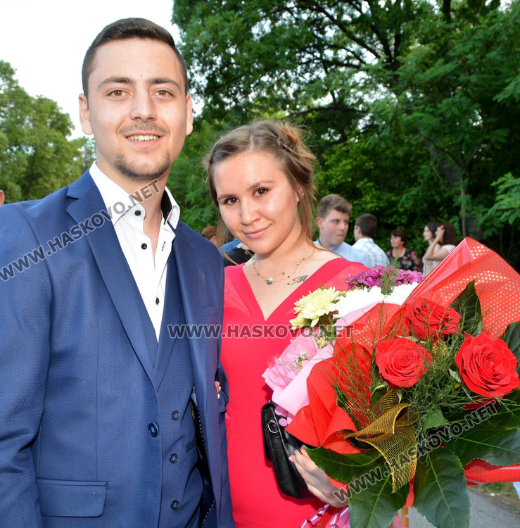 Дълги рокли и класика на бала на Царската гимназия