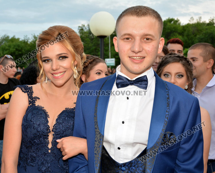 Стотици от ПМГ в пълен блясък по червения килим за бала