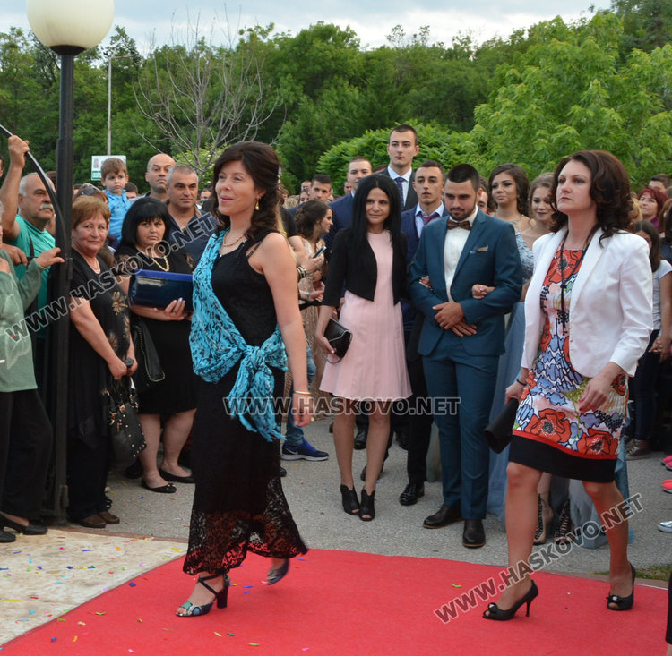 Стотици от ПМГ в пълен блясък по червения килим за бала