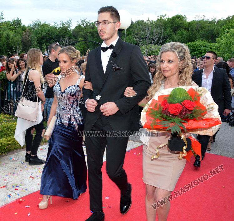 Стотици от ПМГ в пълен блясък по червения килим за бала