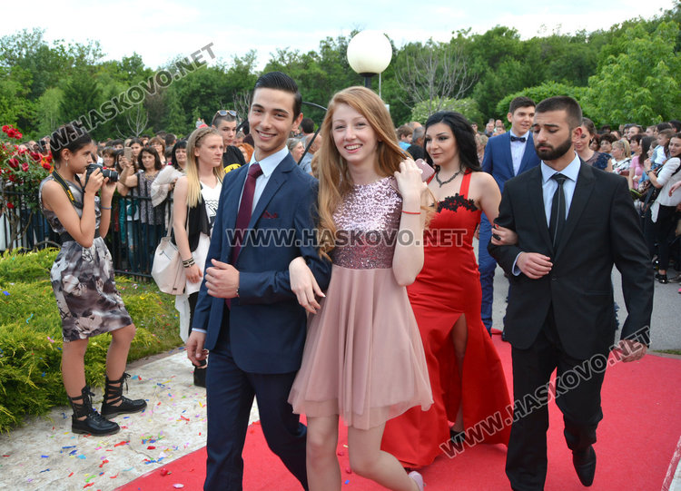 Стотици от ПМГ в пълен блясък по червения килим за бала