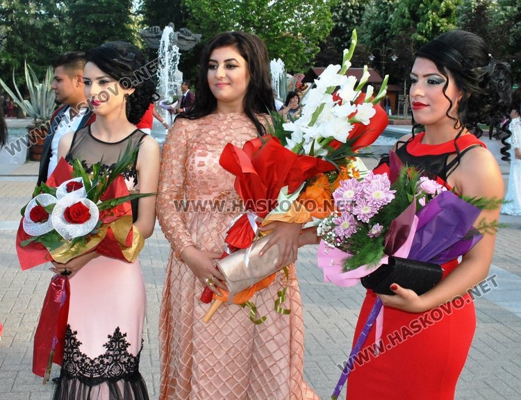 Дрескод червено и черно на бала на Автото