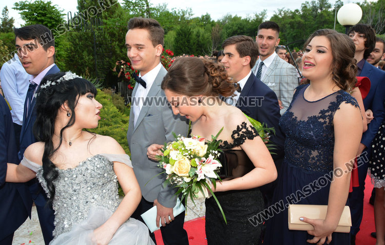 Стотици от ПМГ в пълен блясък по червения килим за бала