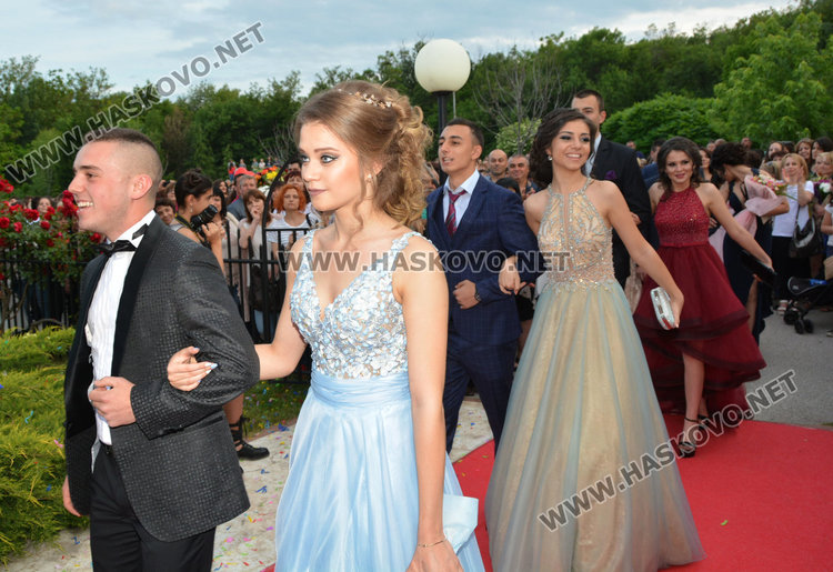 Стотици от ПМГ в пълен блясък по червения килим за бала