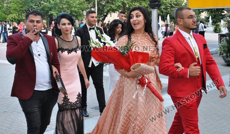 Дрескод червено и черно на бала на Автото