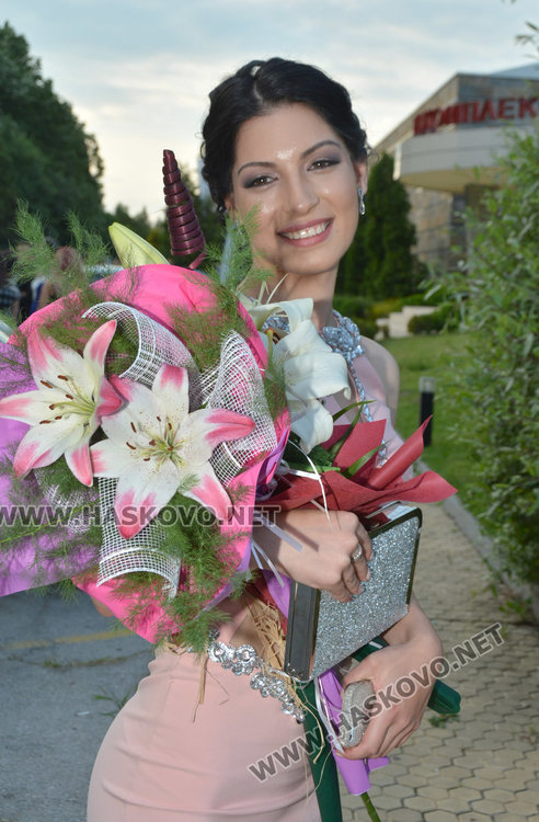 Дълги рокли и класика на бала на Царската гимназия