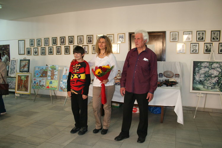 Четвърта изложба на три поколения беше открита в коридора на властта