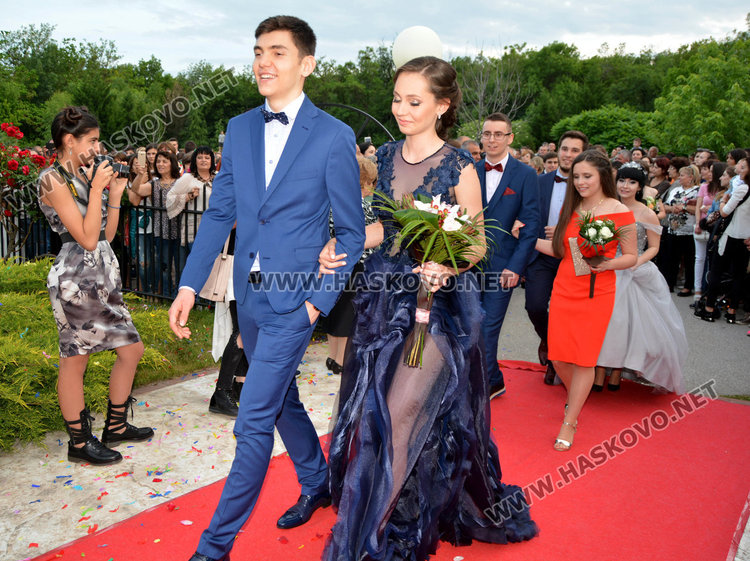 Стотици от ПМГ в пълен блясък по червения килим за бала