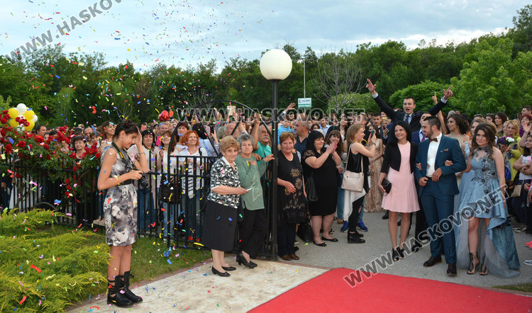 Стотици от ПМГ в пълен блясък по червения килим за бала