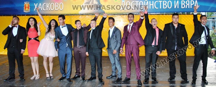 Дрескод червено и черно на бала на Автото