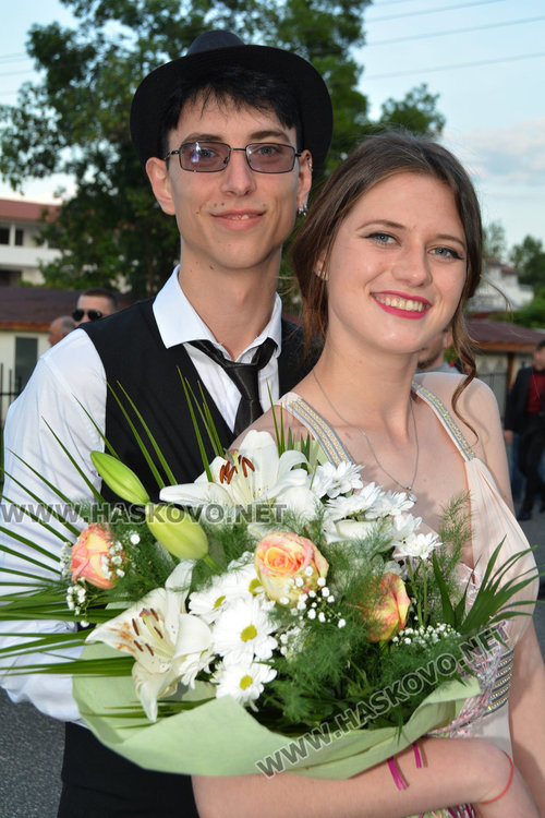 Дълги рокли и класика на бала на Царската гимназия