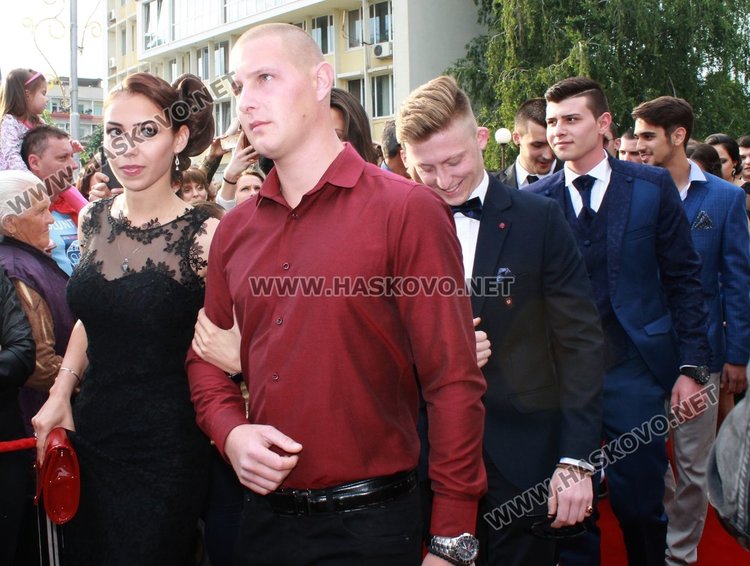 52 -ма зрелостници от СУ "Любен Каравелов" преминаха по червения килим