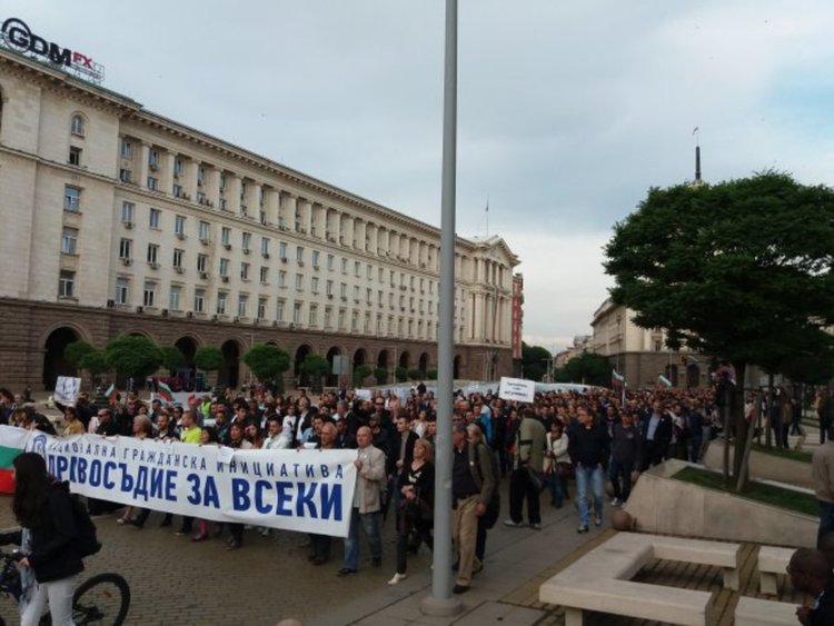 Хиляди в София и Варна поискаха съдебна реформа и оставката на Цацаров