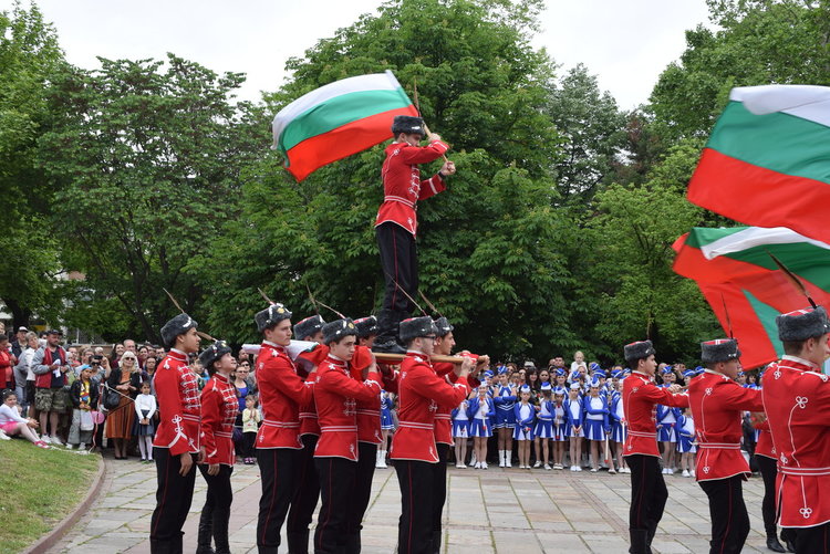  Трима отлични ученици получиха голямата награда на кмета на Кърджали,стотици ги аплодираха