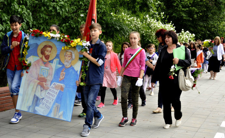 С шествие, концерт и театър отпразнуваха 24-и май в Минерални бани