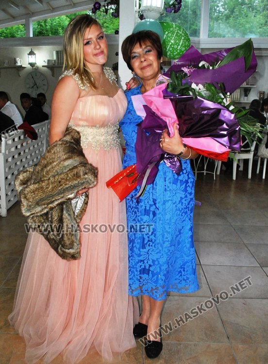 Абитуриенти от „Райна Княгиня” показаха красота и блясък на бала