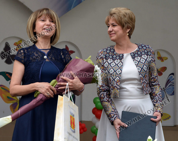 Диляна Гъркова/вляво/ получи наградата  "Учител на годината" от  пред. на ОбС на Хасково Таня Захариева