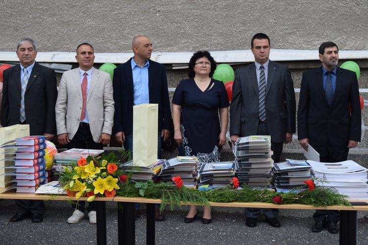 Мажоретките ни с костюми от Ротари откриха празника на славянската писменост и българската култура