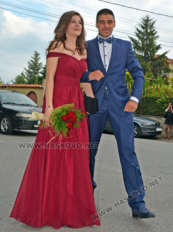 Класика в кралско синьо демонстрираха абитуриентите на Езиковата