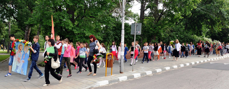 С шествие, концерт и театър отпразнуваха 24-и май в Минерални бани