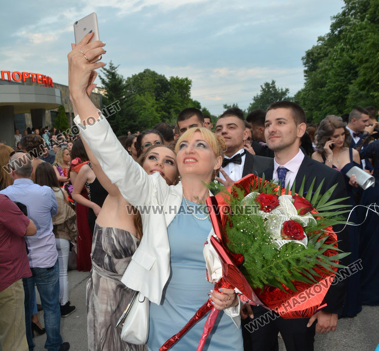 Класика в кралско синьо демонстрираха абитуриентите на Езиковата