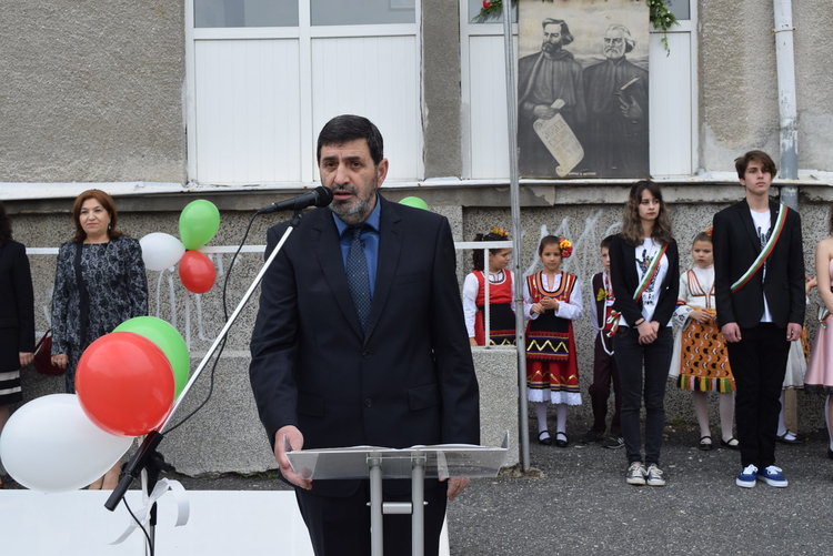 Цял клас   от „Отец Паисий”дари парите за абитуриентски тоалети за благотворителност