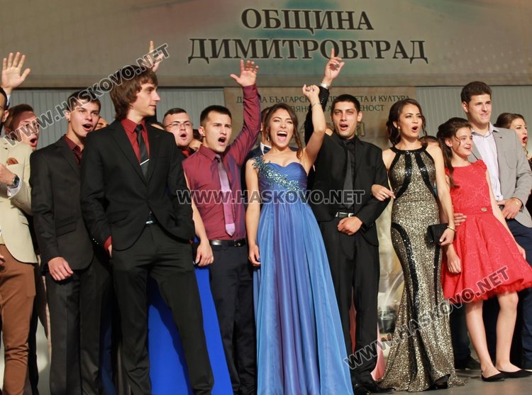 52 -ма зрелостници от СУ "Любен Каравелов" преминаха по червения килим