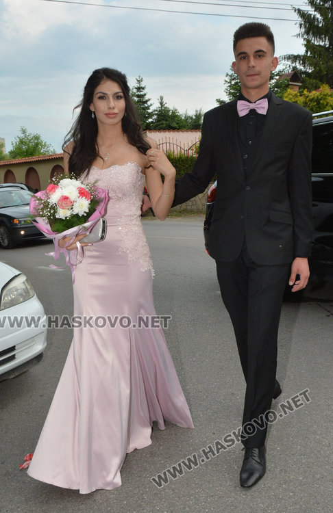 Класика в кралско синьо демонстрираха абитуриентите на Езиковата