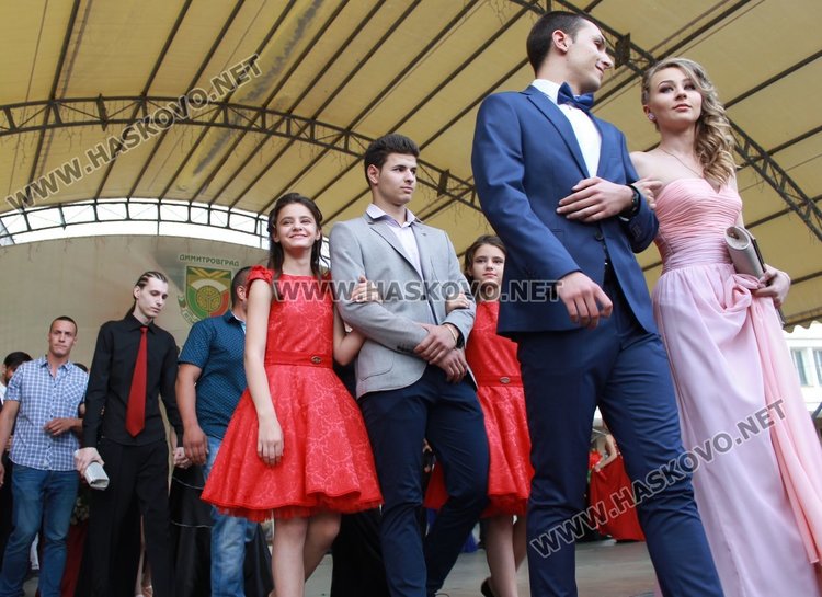 52 -ма зрелостници от СУ "Любен Каравелов" преминаха по червения килим