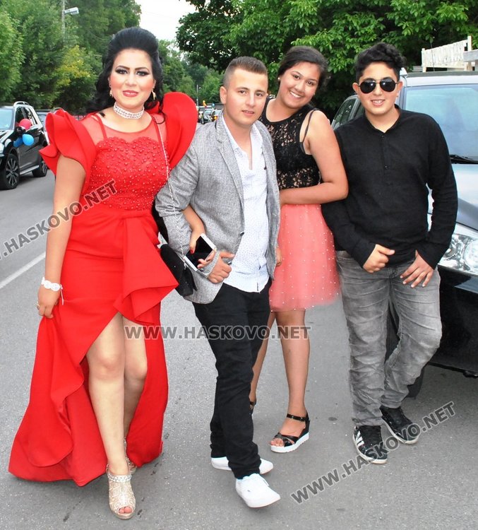 Абитуриенти от „Райна Княгиня” показаха красота и блясък на бала