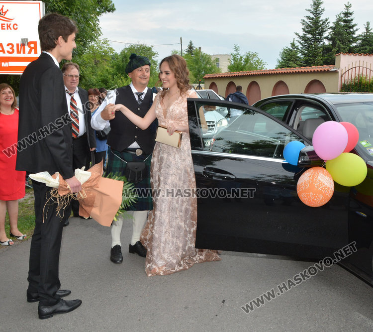 Класика в кралско синьо демонстрираха абитуриентите на Езиковата