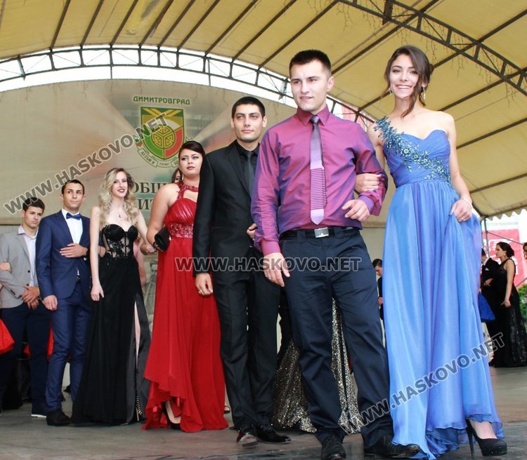 52 -ма зрелостници от СУ "Любен Каравелов" преминаха по червения килим