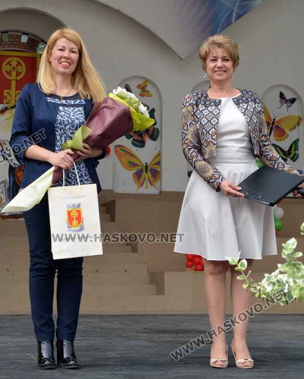 Гергана  Петрова/вляво/