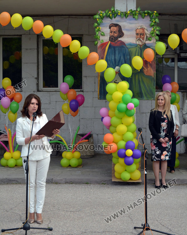 Песни, танци и рецитал за 24 май във „Васил Левски“