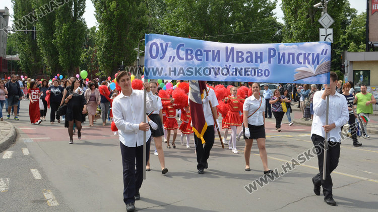  Красивите мажоретки на училище "Ив. Рилски" освежиха парада