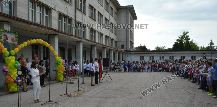 Песни, танци и рецитал за 24 май във „Васил Левски“