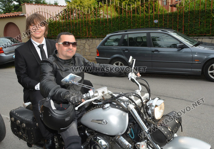 Класика в кралско синьо демонстрираха абитуриентите на Езиковата