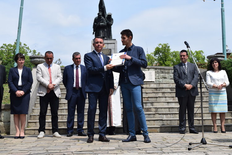  Трима отлични ученици получиха голямата награда на кмета на Кърджали,стотици ги аплодираха