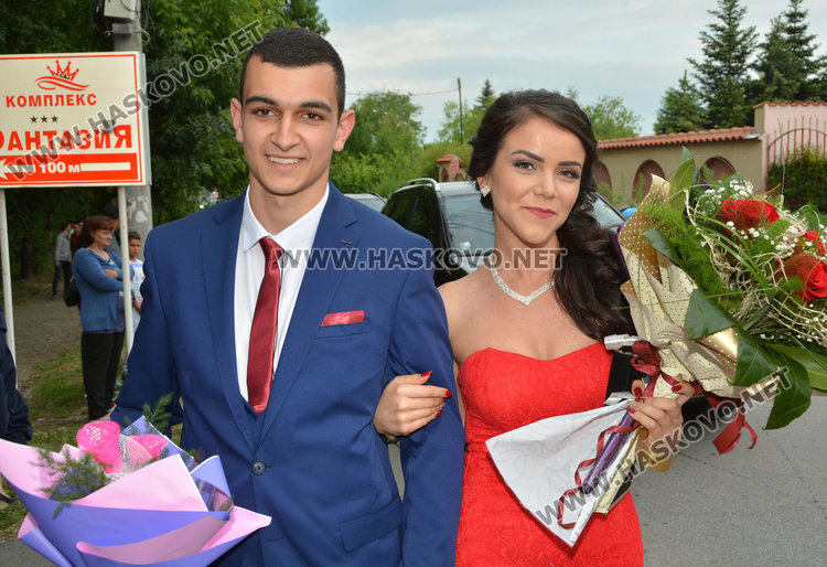 Класика в кралско синьо демонстрираха абитуриентите на Езиковата