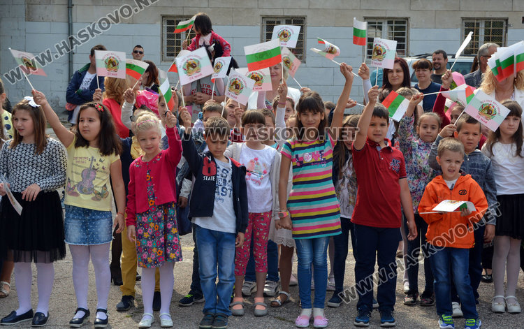 Песни, танци и рецитал за 24 май във „Васил Левски“