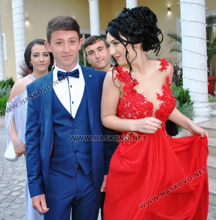 Абитуриенти от „Райна Княгиня” показаха красота и блясък на бала