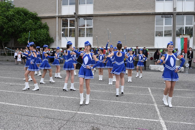 Цял клас   от „Отец Паисий”дари парите за абитуриентски тоалети за благотворителност