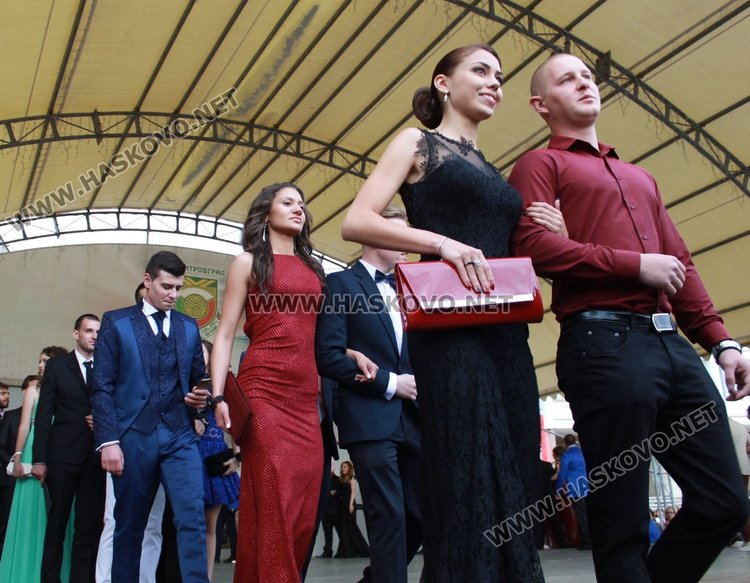 52 -ма зрелостници от СУ "Любен Каравелов" преминаха по червения килим