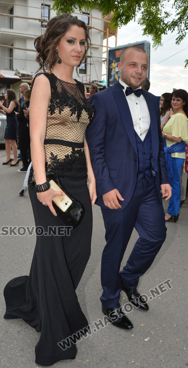 Класика в кралско синьо демонстрираха абитуриентите на Езиковата