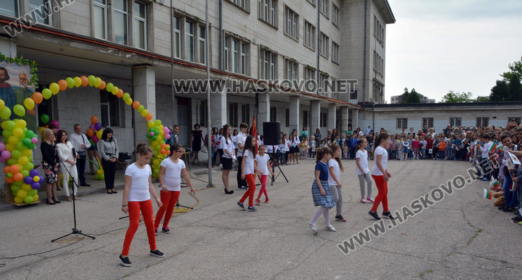 Песни, танци и рецитал за 24 май във „Васил Левски“