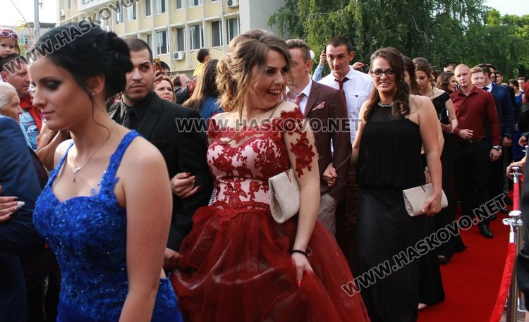 52 -ма зрелостници от СУ "Любен Каравелов" преминаха по червения килим