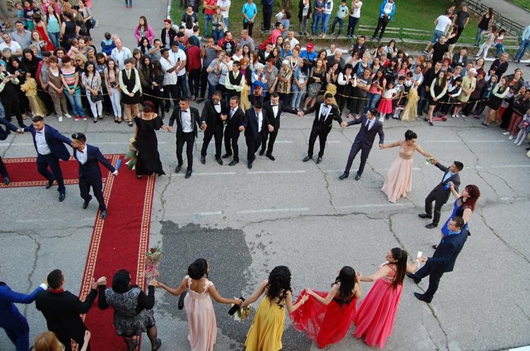 Абитуриентите от ПГСС откриха баловете