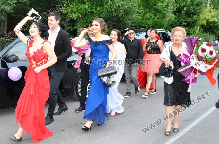 Абитуриенти от „Райна Княгиня” показаха красота и блясък на бала