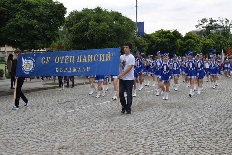 Мажоретките ни с костюми от Ротари откриха празника на славянската писменост и българската култура