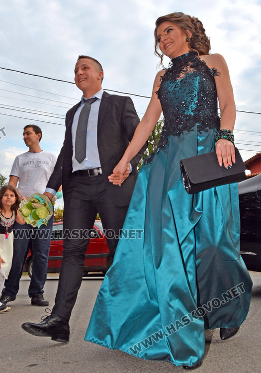 Класика в кралско синьо демонстрираха абитуриентите на Езиковата